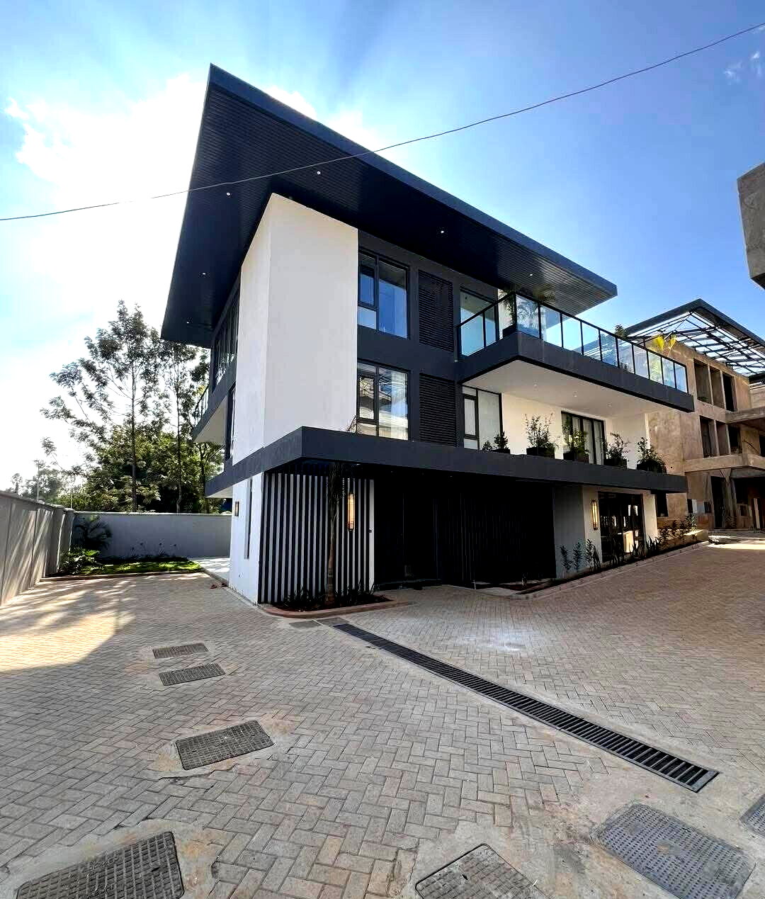 Smart 5BR Villa with Private Lift & Rooftop Terrace - Lavington