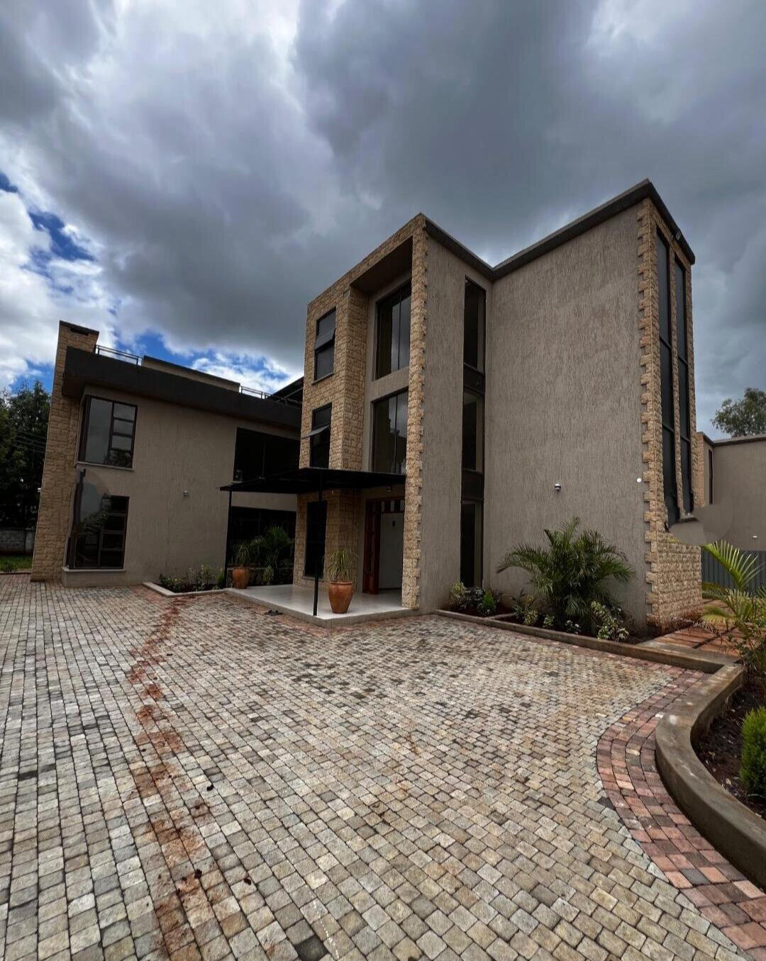 6-Ensuite Townhouse with Gym & Spa on Half-Acre – Karen