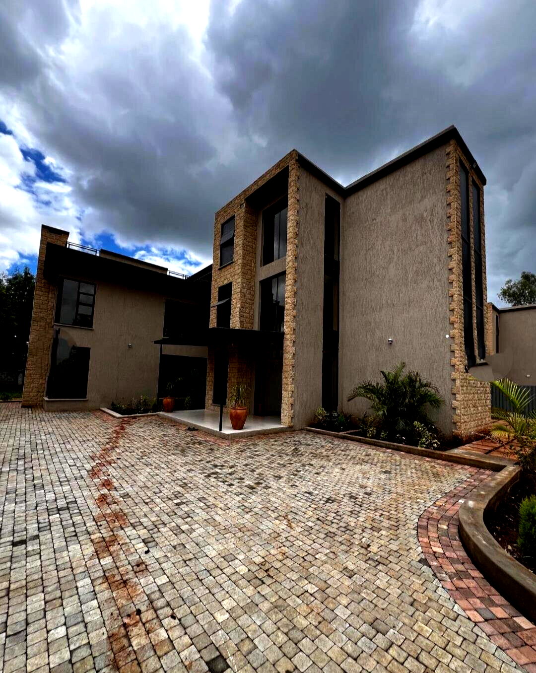 6-Ensuite Townhouse with Gym & Spa on Half-Acre – Karen