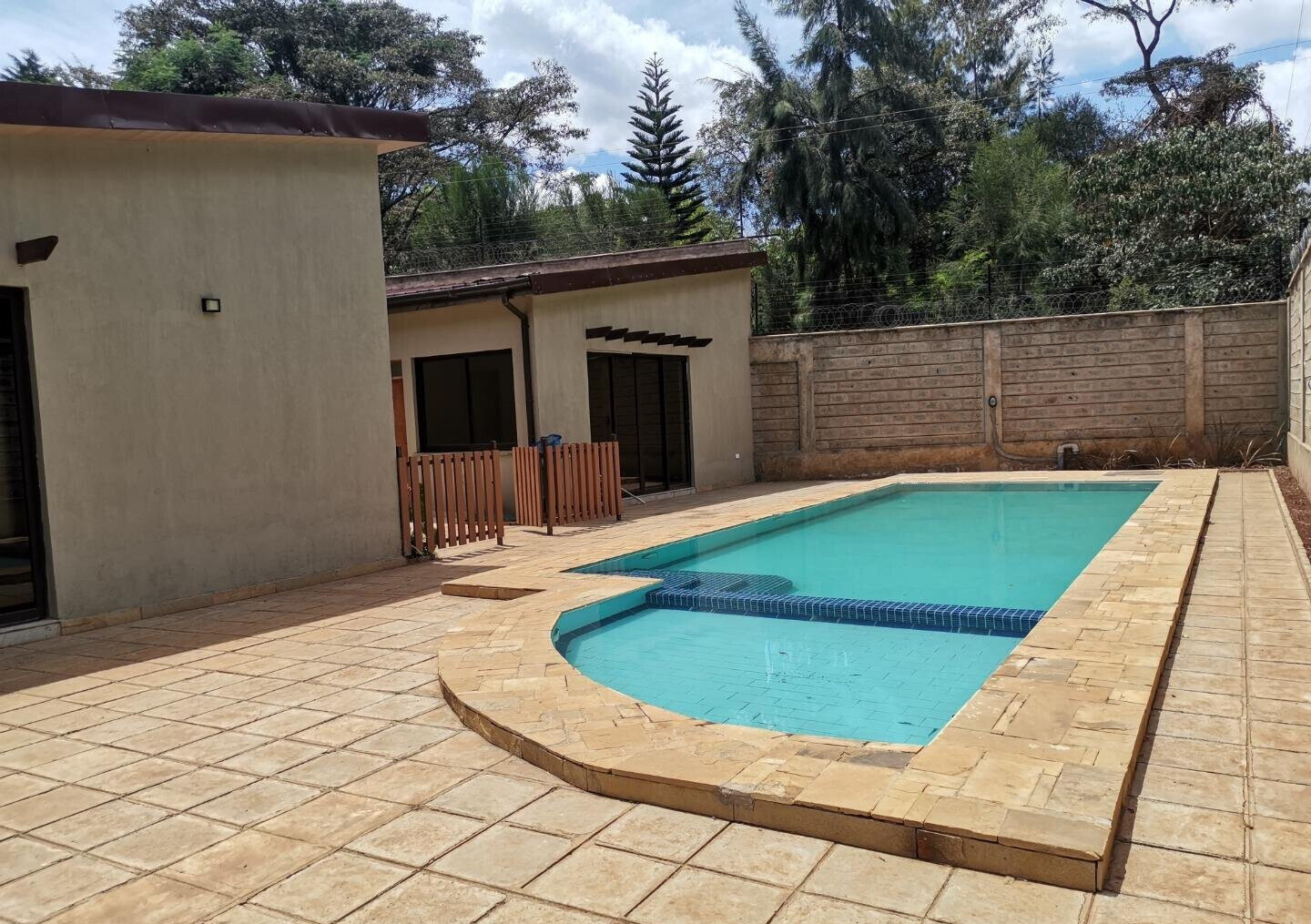 New 4-Bed Townhouse with Floor-to-Ceiling Windows – Karen