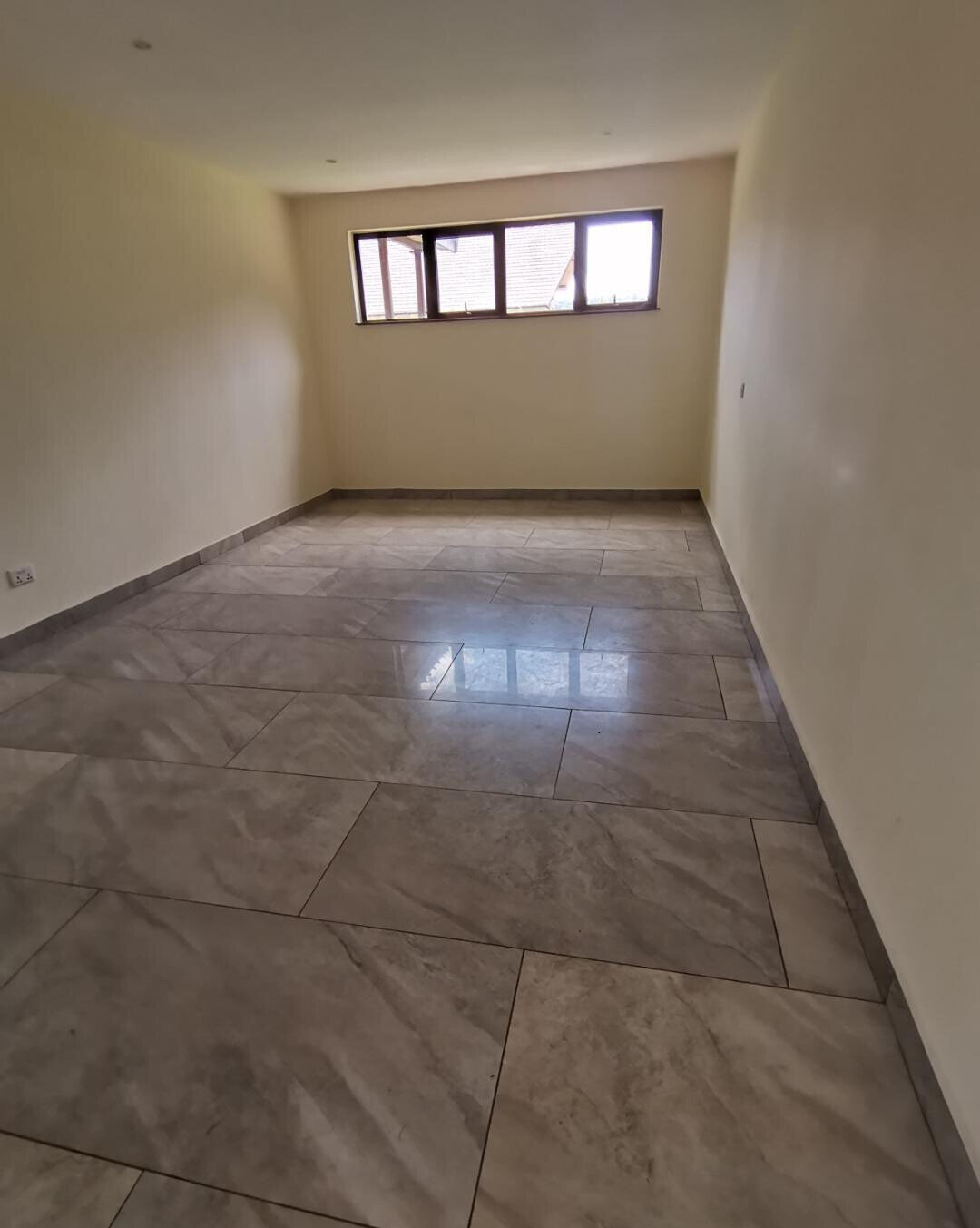 New 4-Bed Townhouse with Floor-to-Ceiling Windows – Karen