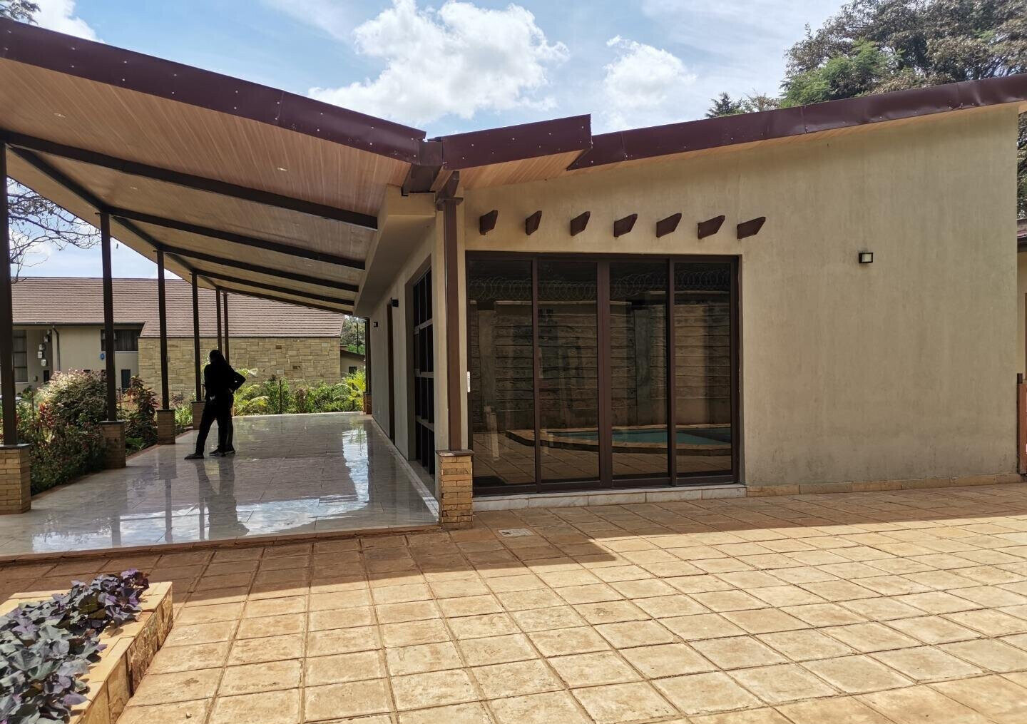 New 4-Bed Townhouse with Floor-to-Ceiling Windows – Karen