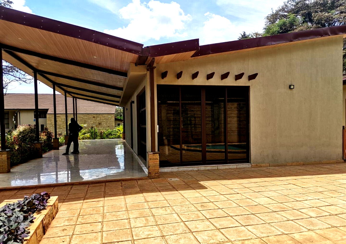 New 4-Bed Townhouse with Floor-to-Ceiling Windows – Karen