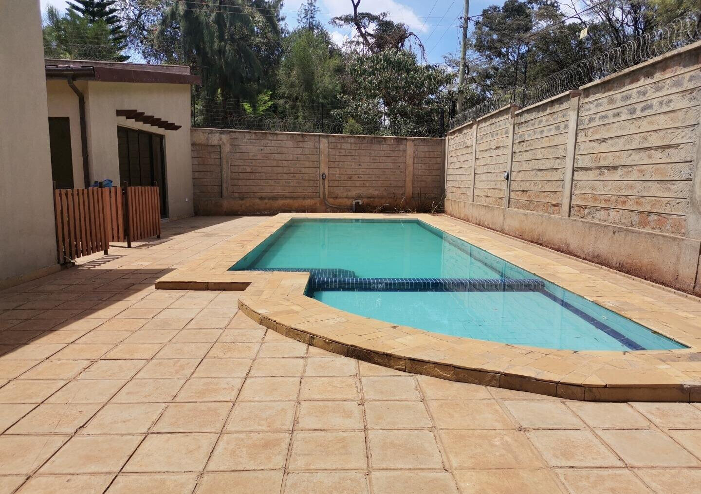 New 4-Bed Townhouse with Floor-to-Ceiling Windows – Karen