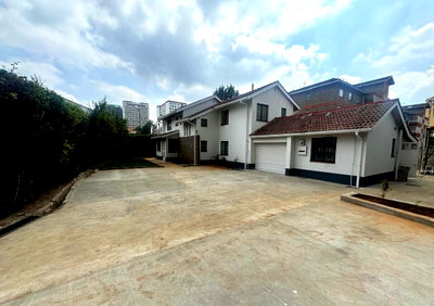 Quarter-Acre Townhouse with Own Compound - George Padmore, Kilimani