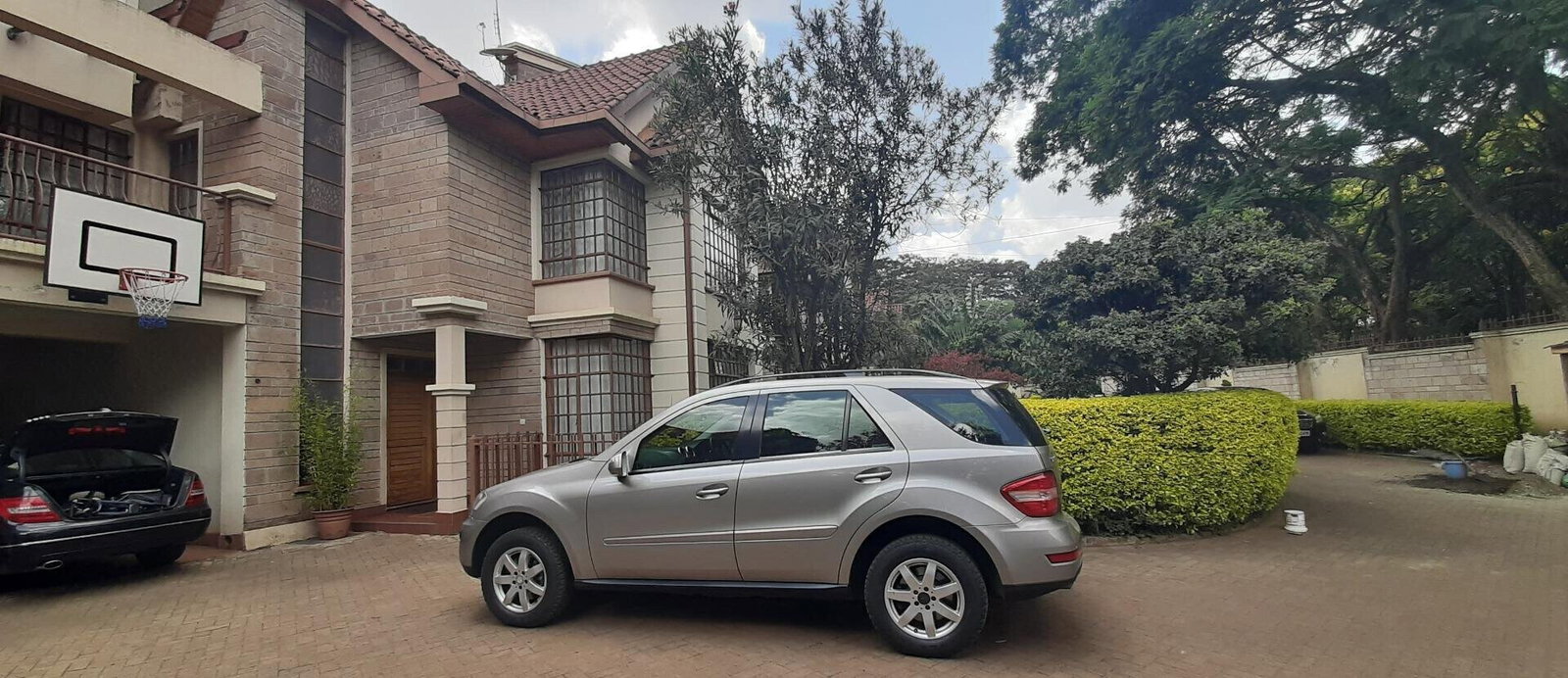 Pet-Friendly 5-Ensuite Townhouse with Fireplace & Private Garden - Lavington