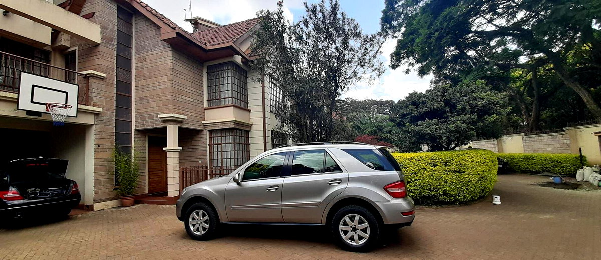 Pet-Friendly 5-Ensuite Townhouse with Fireplace & Private Garden - Lavington