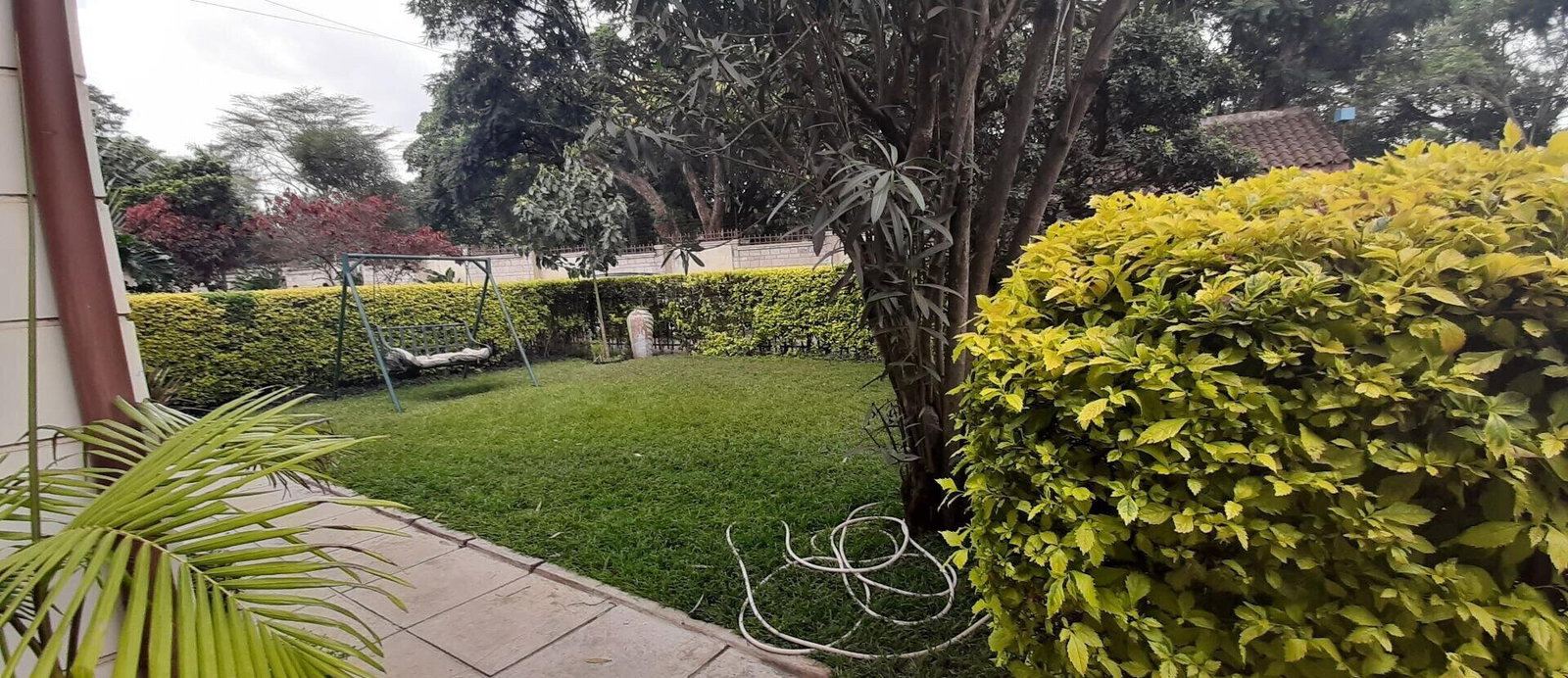 Pet-Friendly 5-Ensuite Townhouse with Fireplace & Private Garden - Lavington