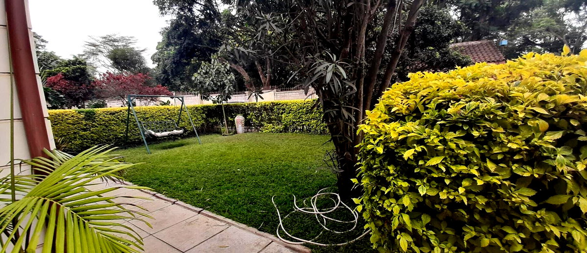 Pet-Friendly 5-Ensuite Townhouse with Fireplace & Private Garden - Lavington
