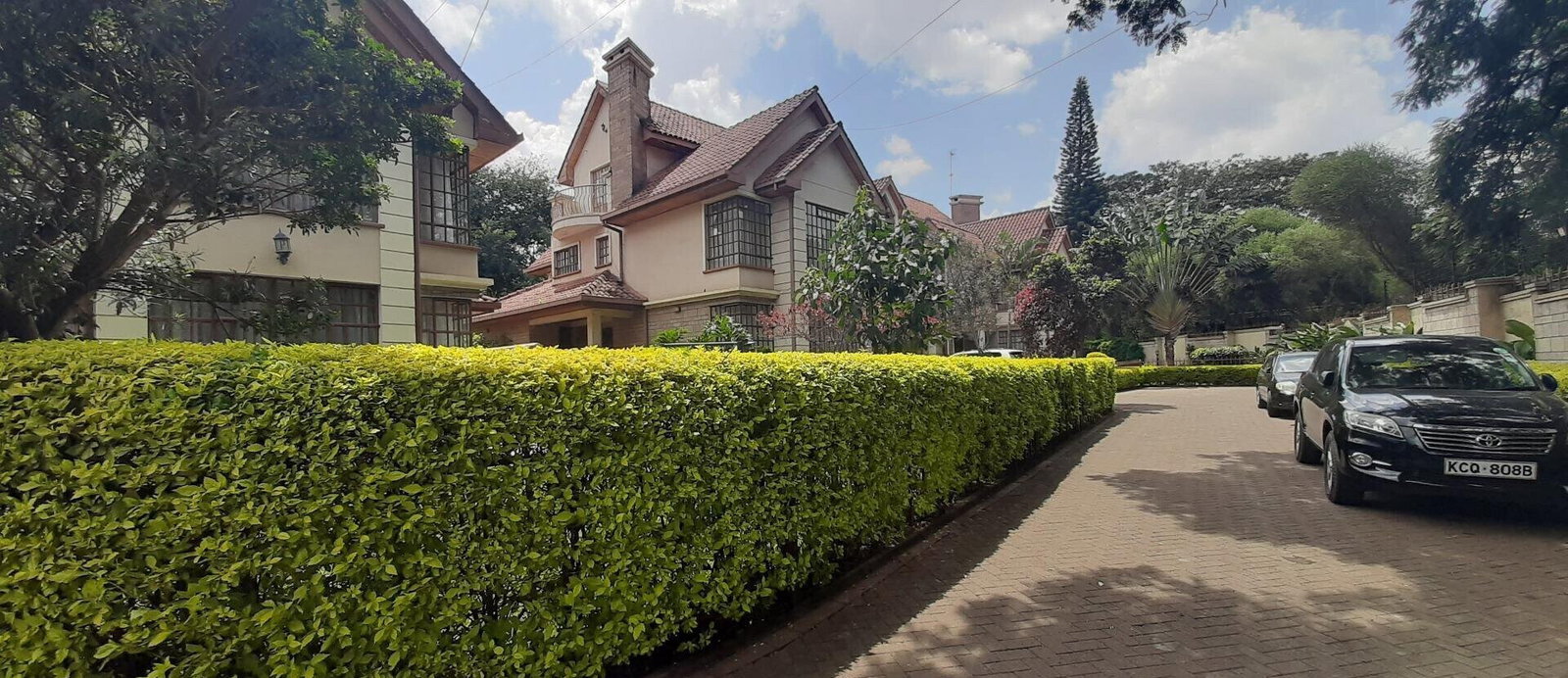 Pet-Friendly 5-Ensuite Townhouse with Fireplace & Private Garden - Lavington
