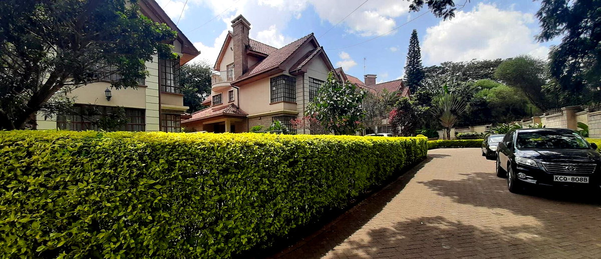 Pet-Friendly 5-Ensuite Townhouse with Fireplace & Private Garden - Lavington