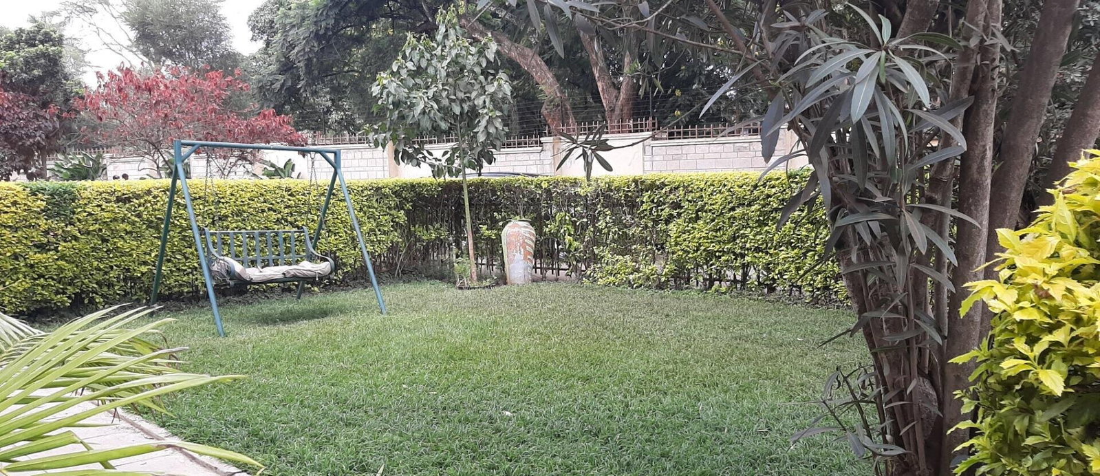 Pet-Friendly 5-Ensuite Townhouse with Fireplace & Private Garden - Lavington