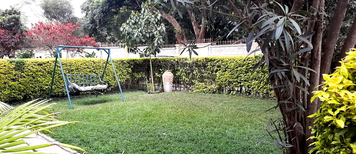 Pet-Friendly 5-Ensuite Townhouse with Fireplace & Private Garden - Lavington