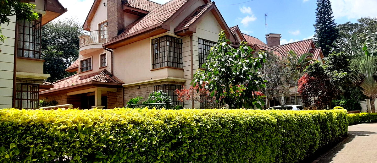 Pet-Friendly 5-Ensuite Townhouse with Fireplace & Private Garden - Lavington