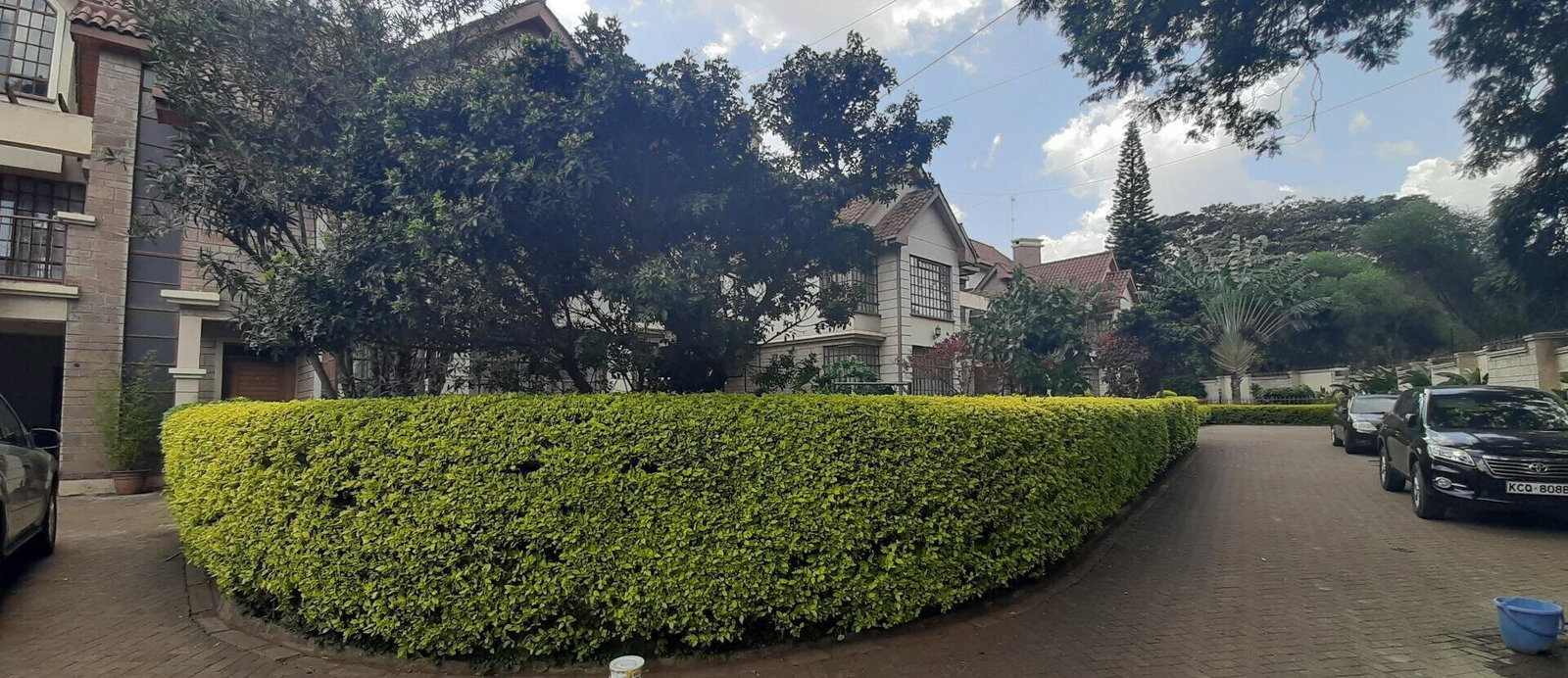 Pet-Friendly 5-Ensuite Townhouse with Fireplace & Private Garden - Lavington