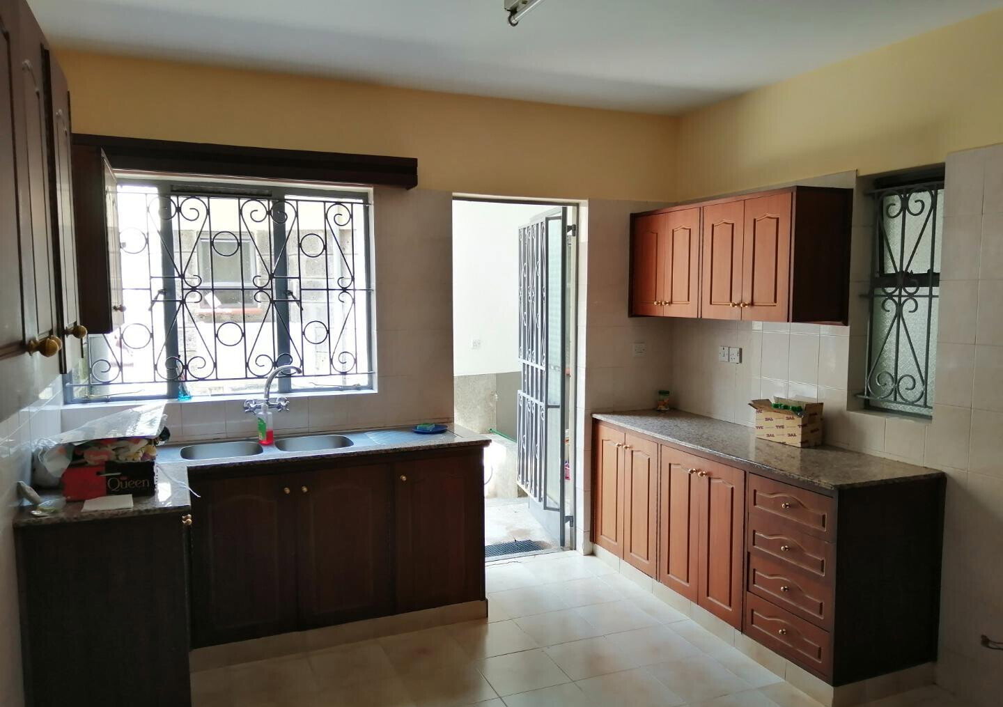 Corner Townhouse with Mature Private Garden & DSQ - Lavington