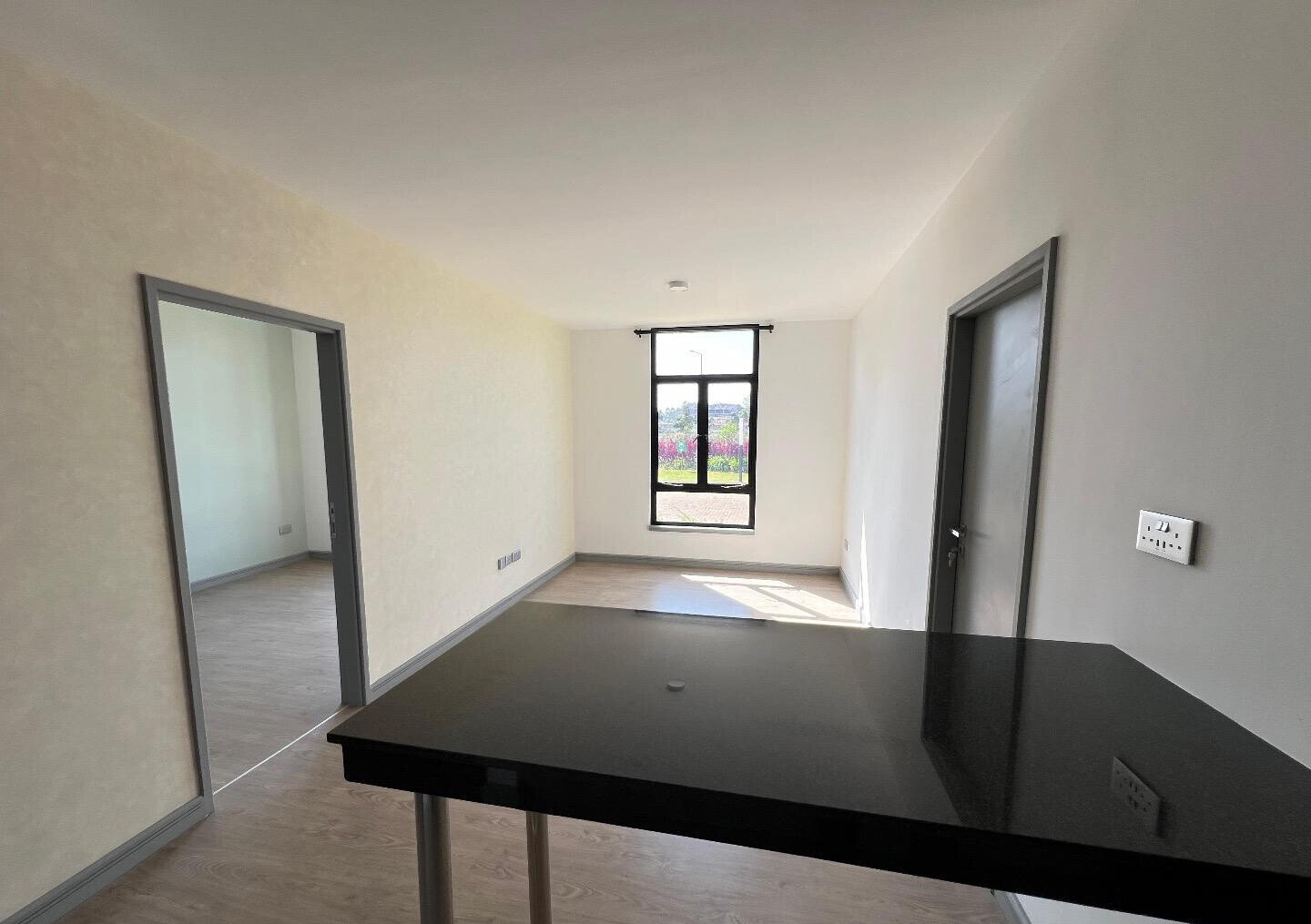 4 En-Suite Bedrooms with Fireplace & Pool Access - Redhill