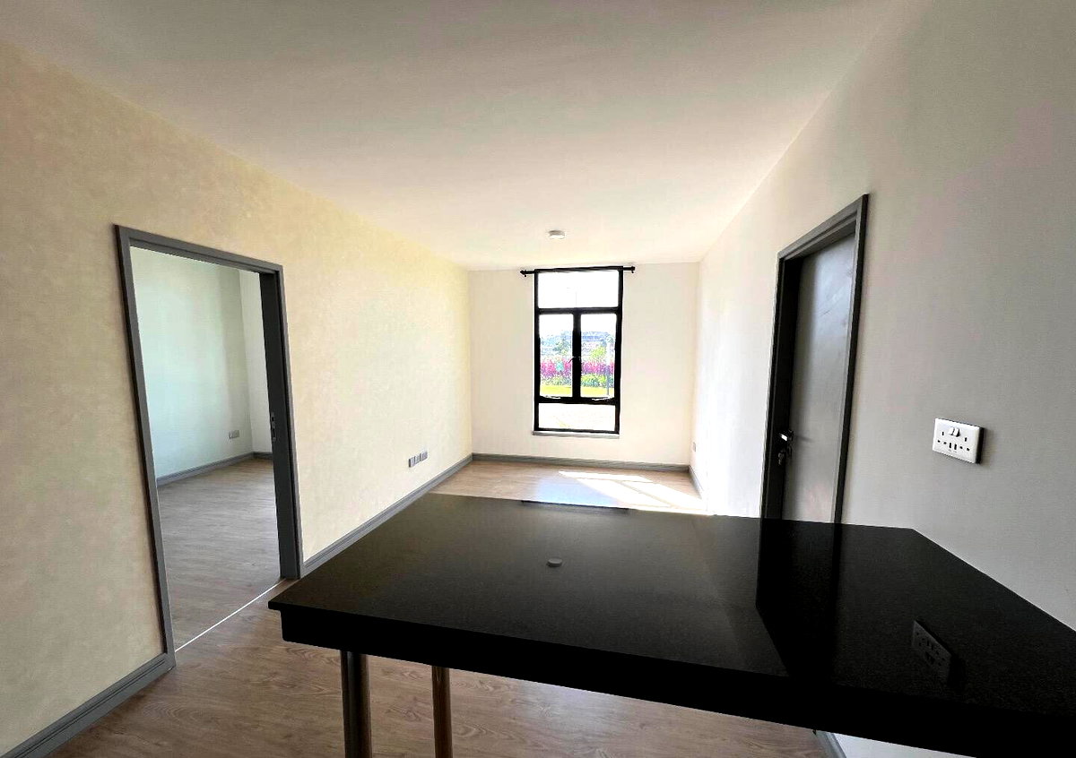 4 En-Suite Bedrooms with Fireplace & Pool Access - Redhill
