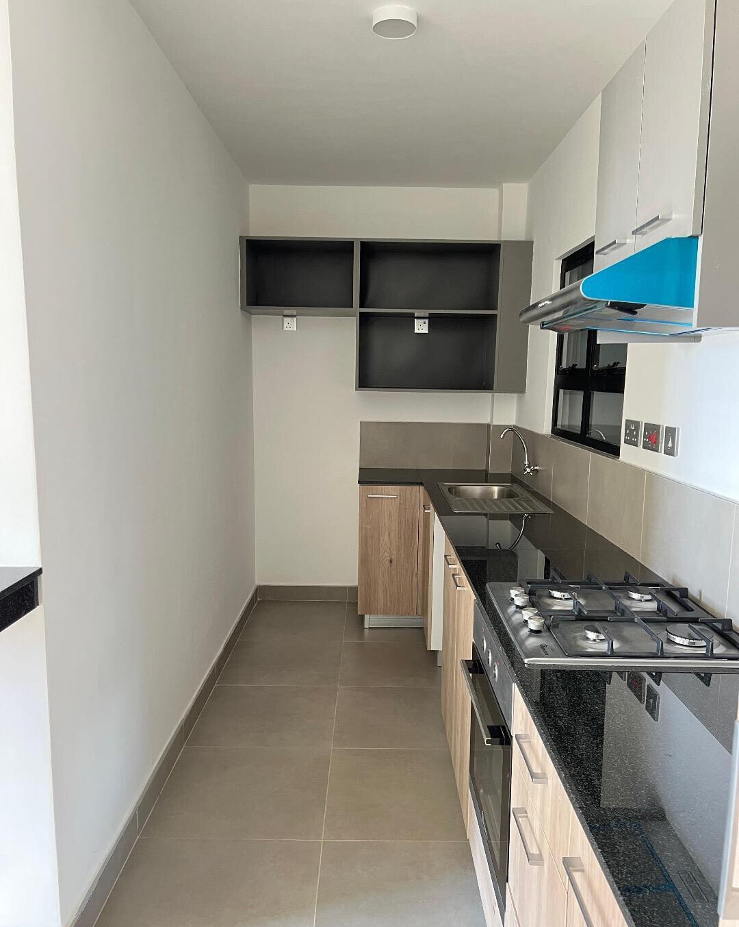 4 En-Suite Bedrooms with Fireplace & Pool Access - Redhill