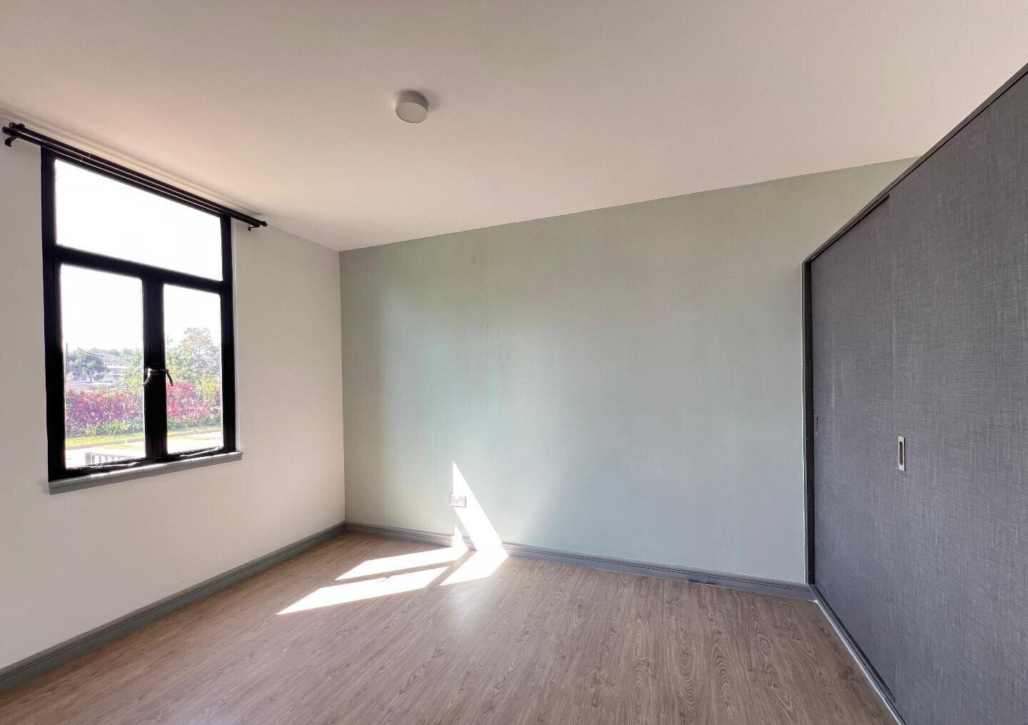 4 En-Suite Bedrooms with Fireplace & Pool Access - Redhill