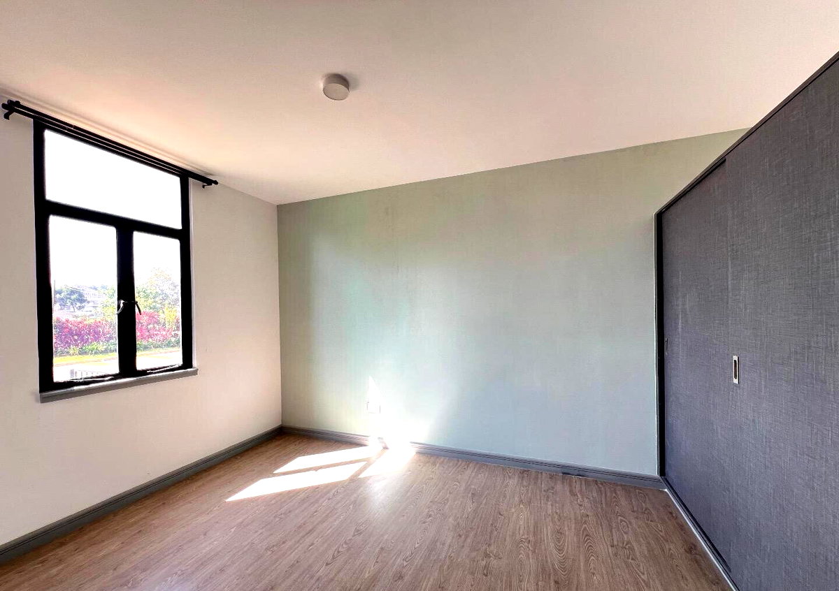 4 En-Suite Bedrooms with Fireplace & Pool Access - Redhill