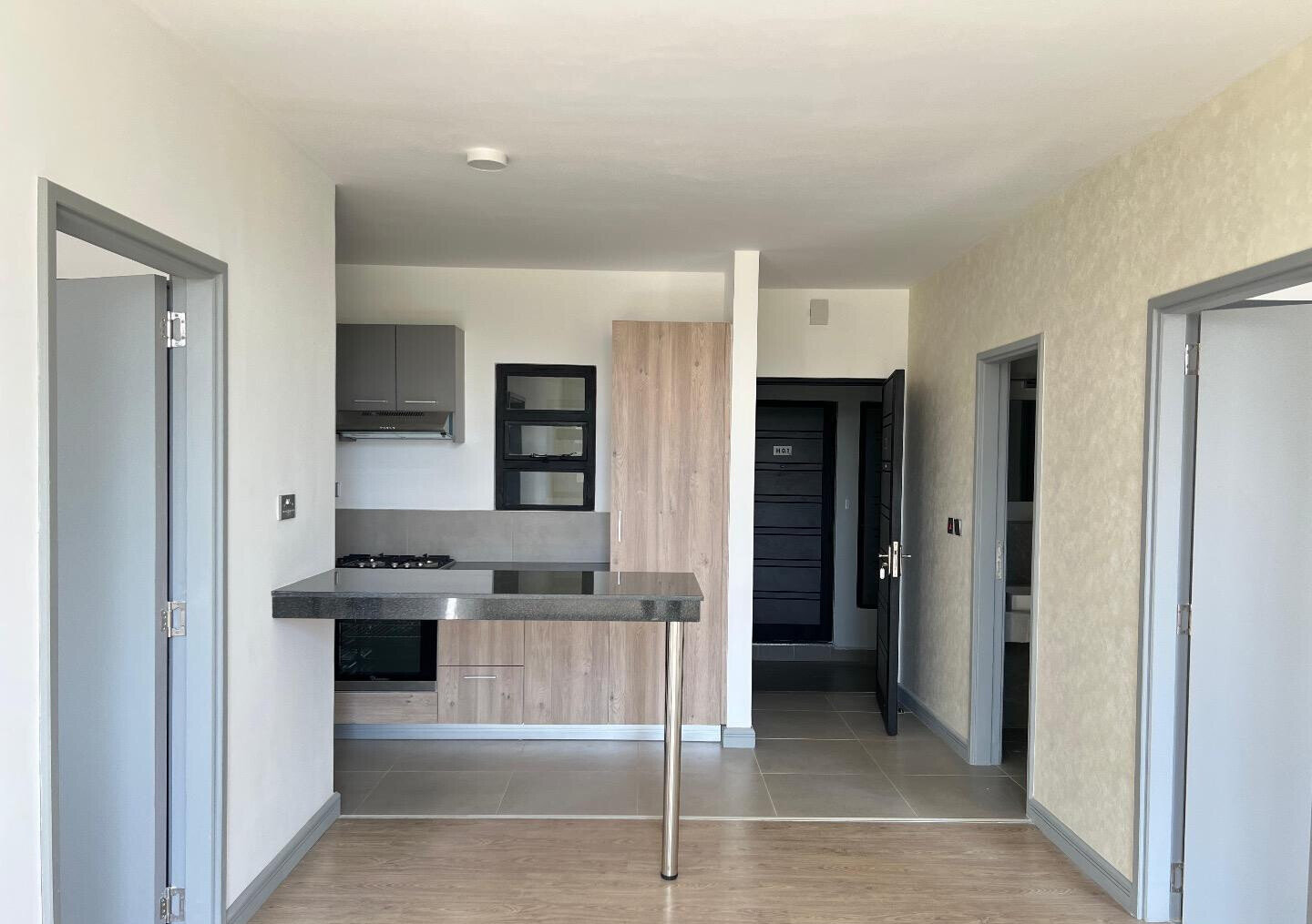 4 En-Suite Bedrooms with Fireplace & Pool Access - Redhill
