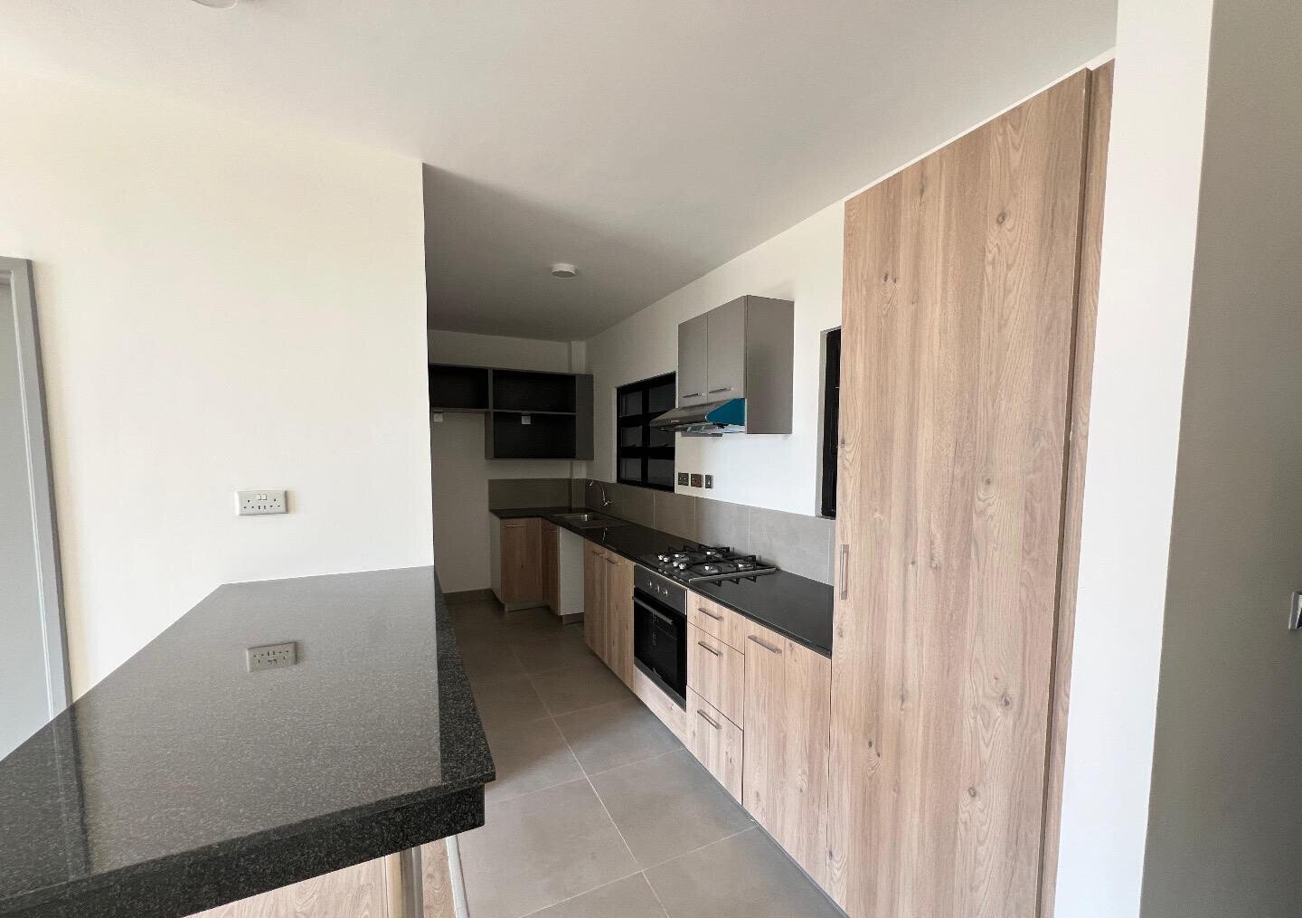 4 En-Suite Bedrooms with Fireplace & Pool Access - Redhill