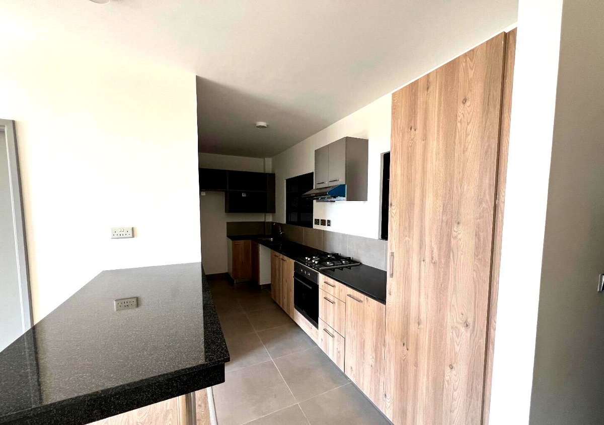4 En-Suite Bedrooms with Fireplace & Pool Access - Redhill