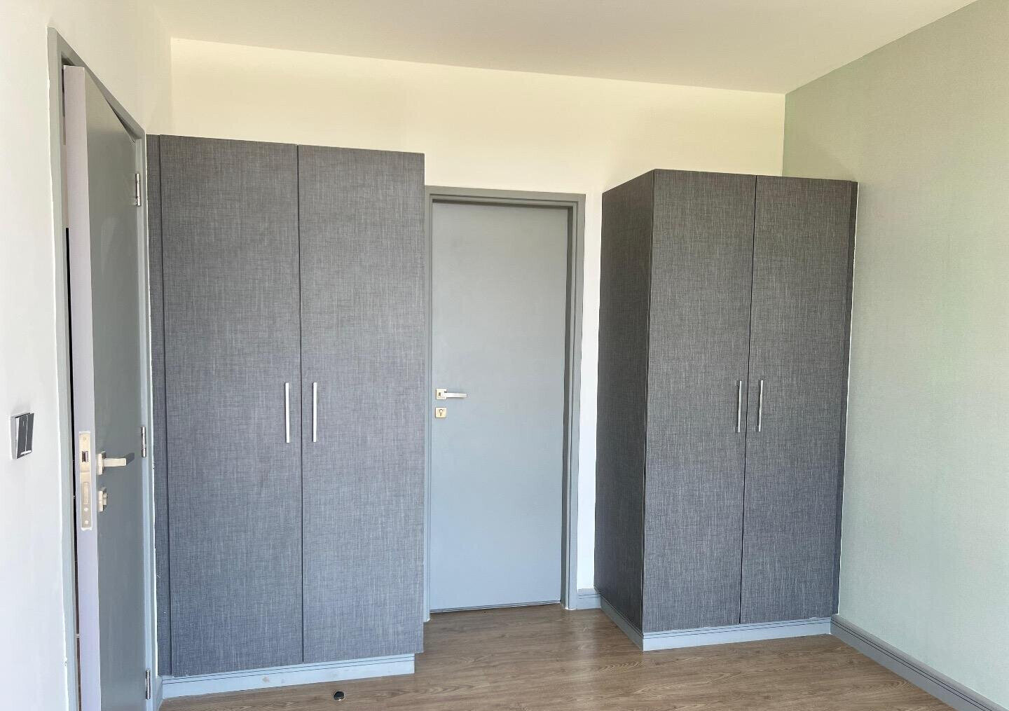 4 En-Suite Bedrooms with Fireplace & Pool Access - Redhill