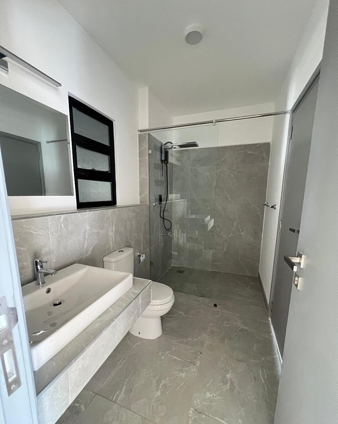 4 En-Suite Bedrooms with Fireplace & Pool Access - Redhill