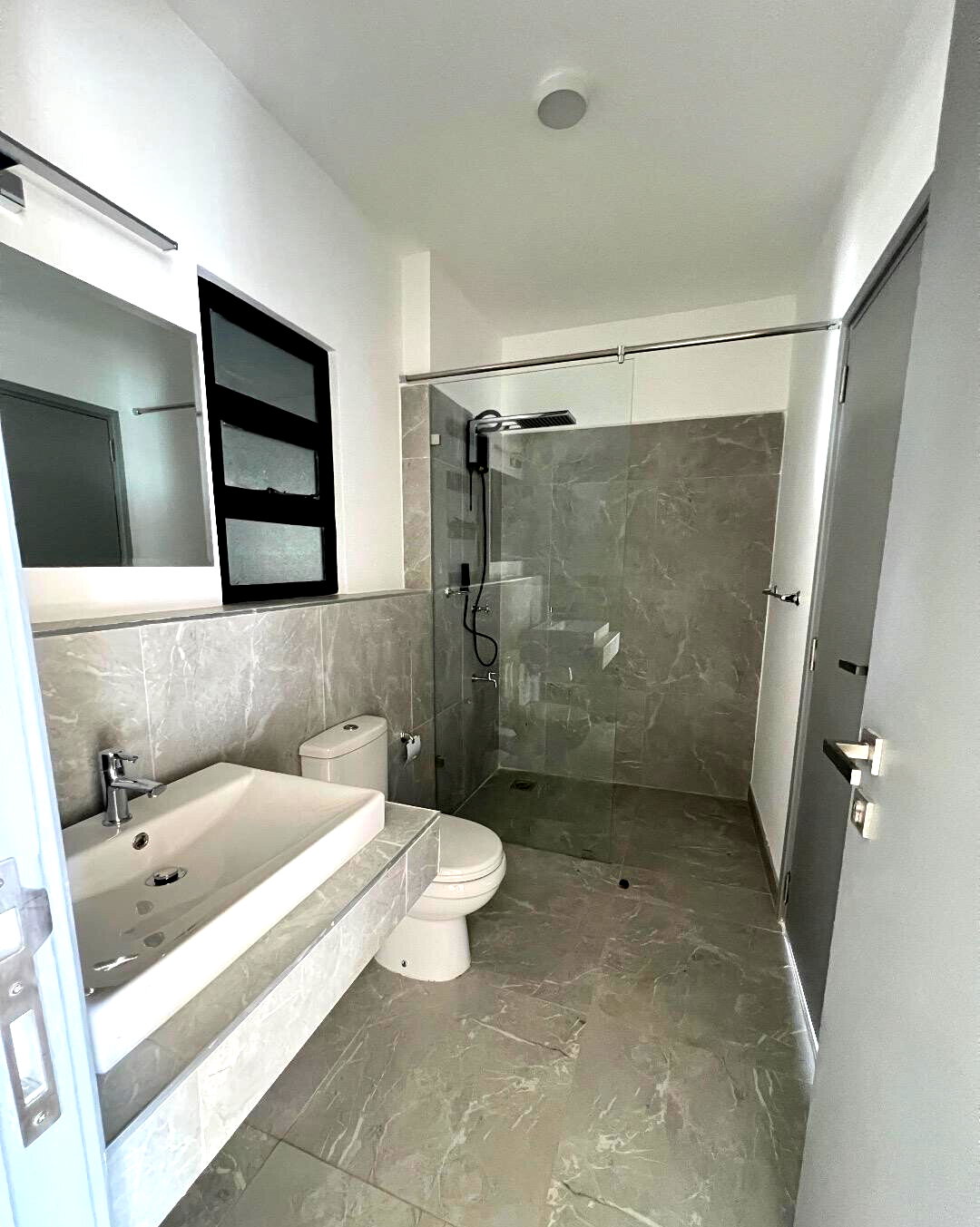 4 En-Suite Bedrooms with Fireplace & Pool Access - Redhill