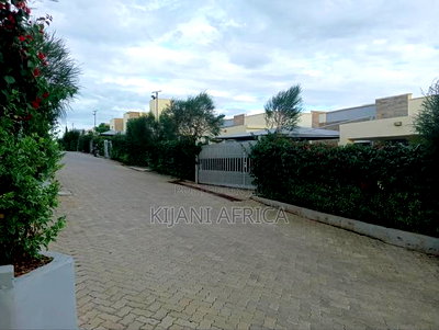 3bdrm Bungalow in Joska for rent - Image 3