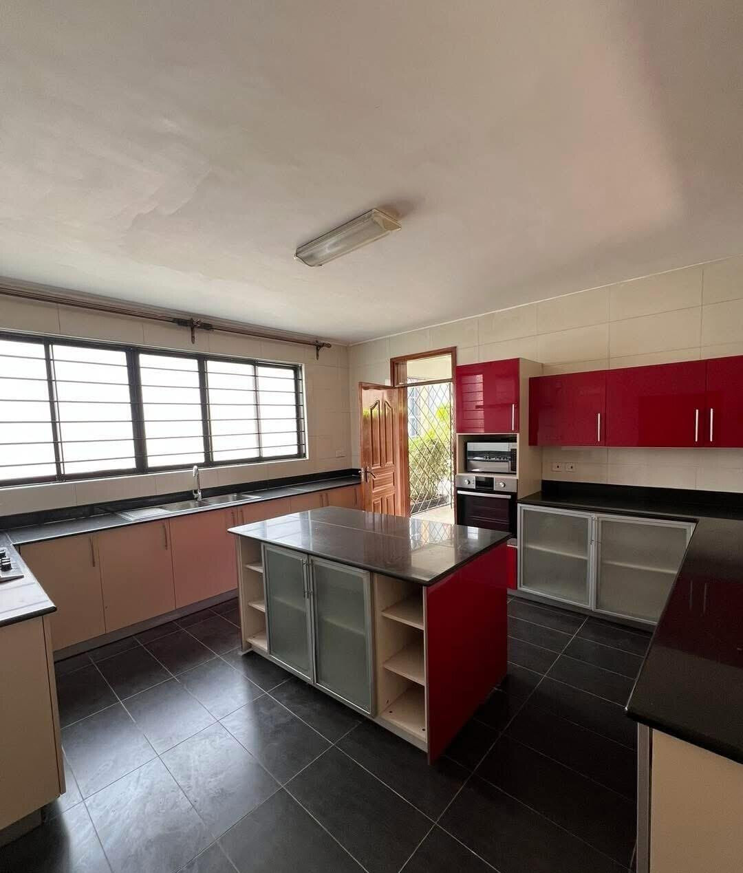 5-Ensuite Townhouse with DSQ & Private Backyard - Lavington
