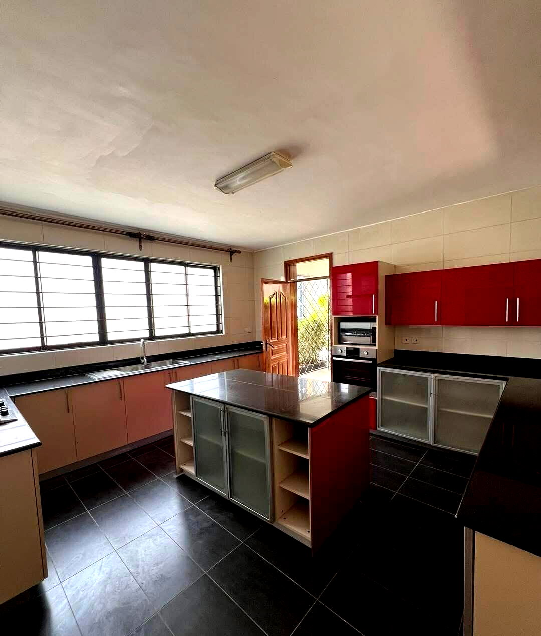 5-Ensuite Townhouse with DSQ & Private Backyard - Lavington