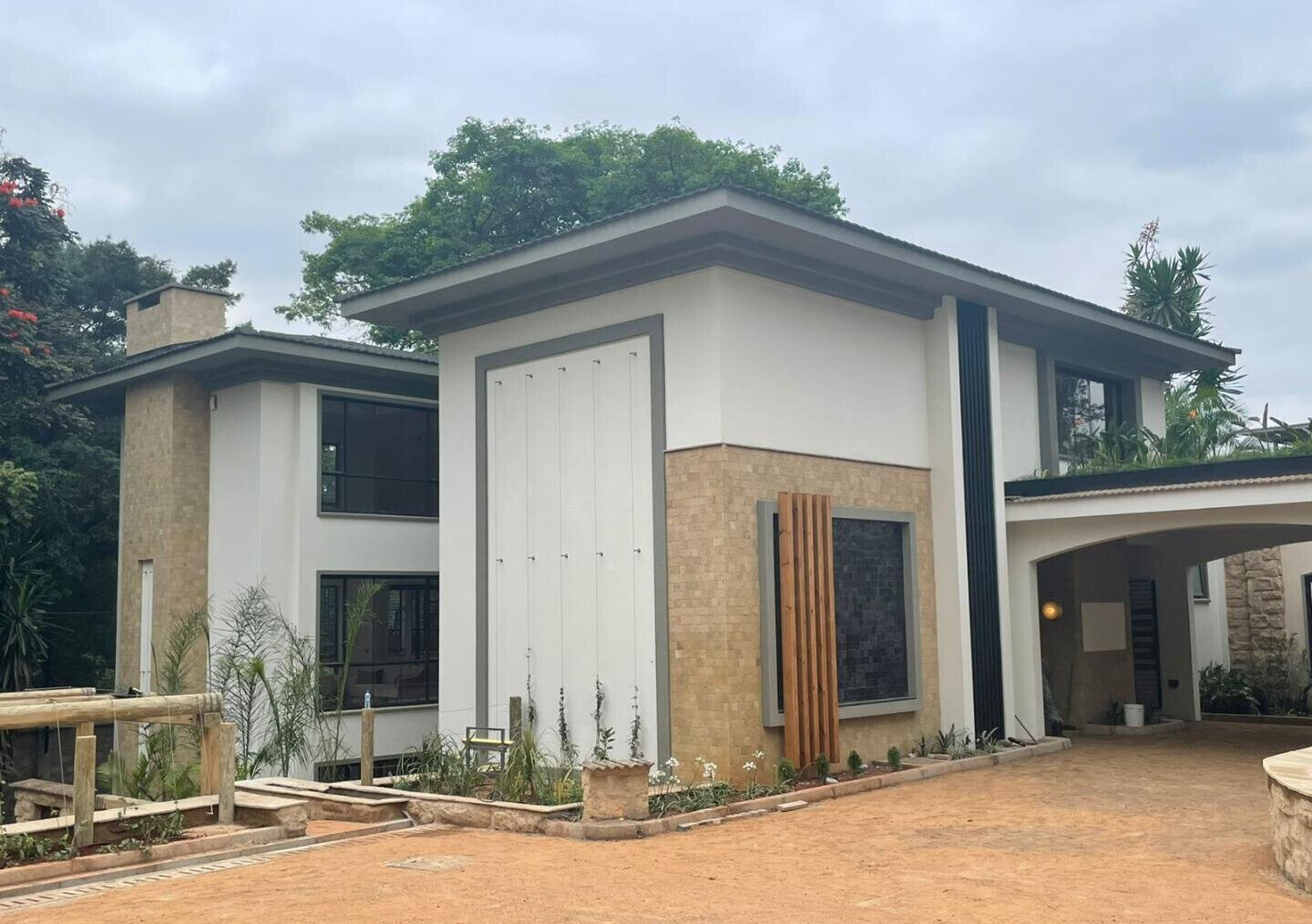 5-Ensuite Villa with Dip Pool & Courtyard - Lavington