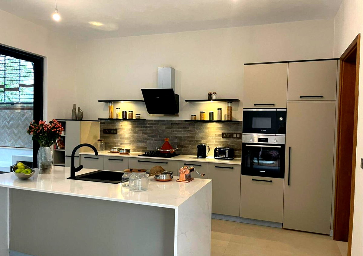5-Ensuite Villa with Dip Pool & Courtyard - Lavington