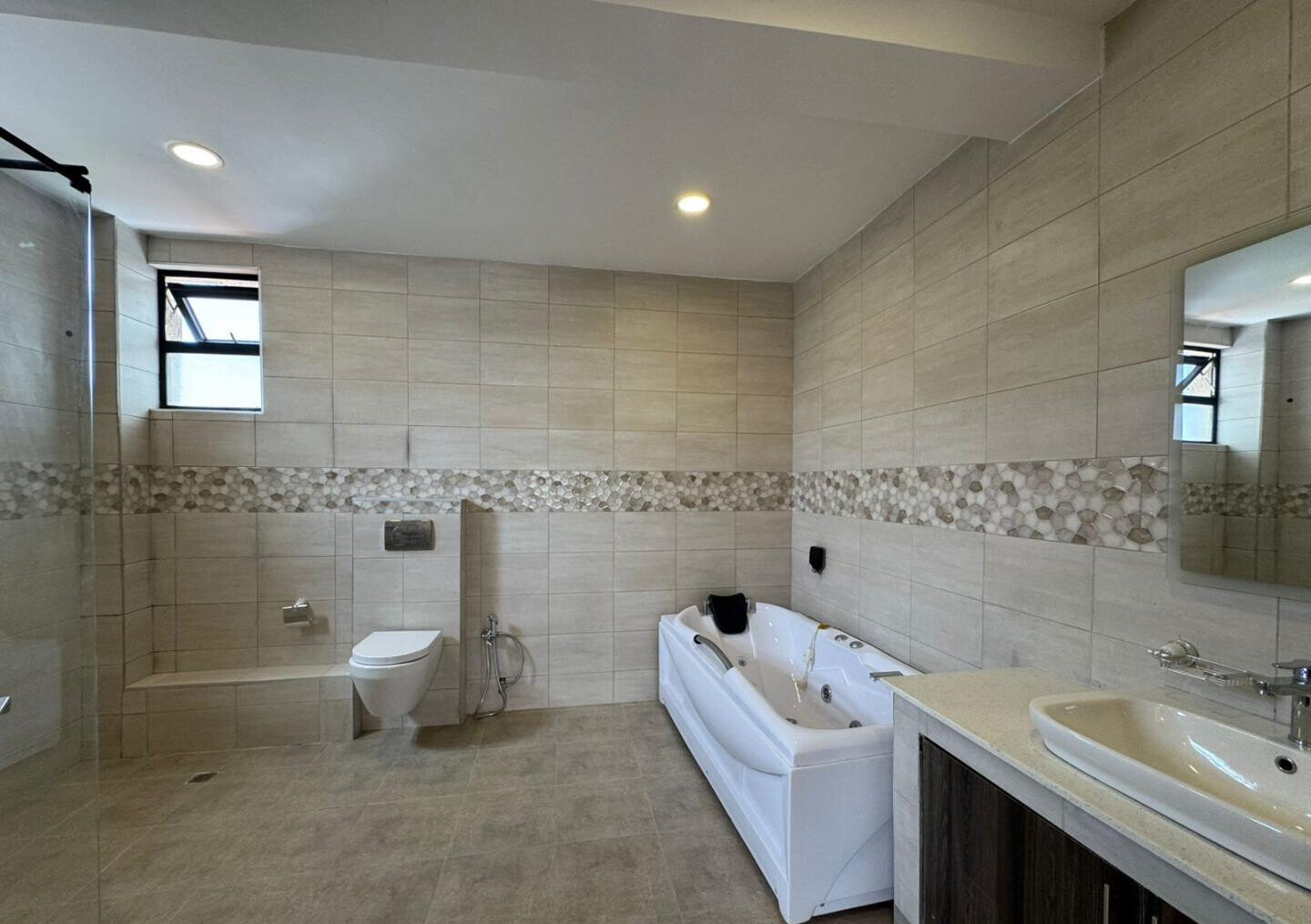 Private Lift & DSQ in 5-Ensuite Villa - Spring Valley