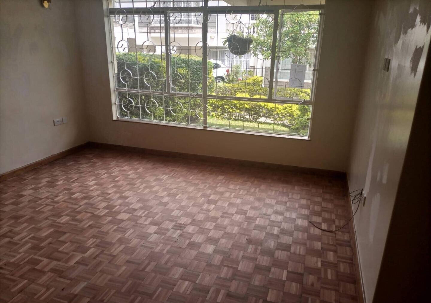 5-Ensuite Townhouse with DSQ & Small Garden - Lavington Hatheru