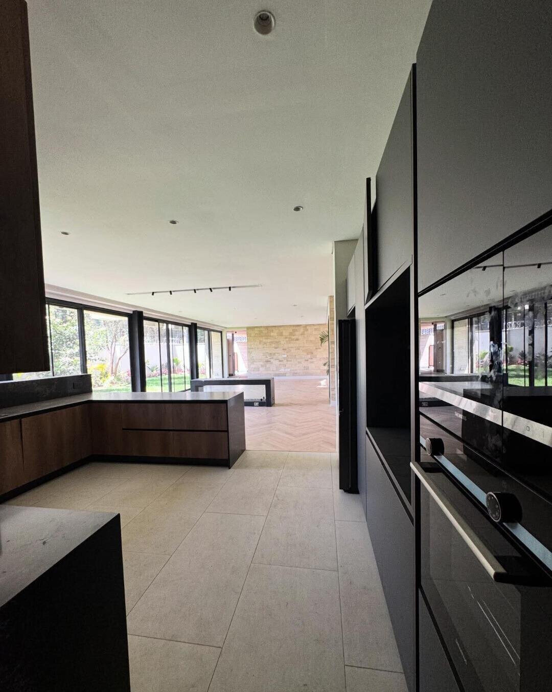 5-Ensuite Townhouse with DSQ & Backup Power - Kyuna