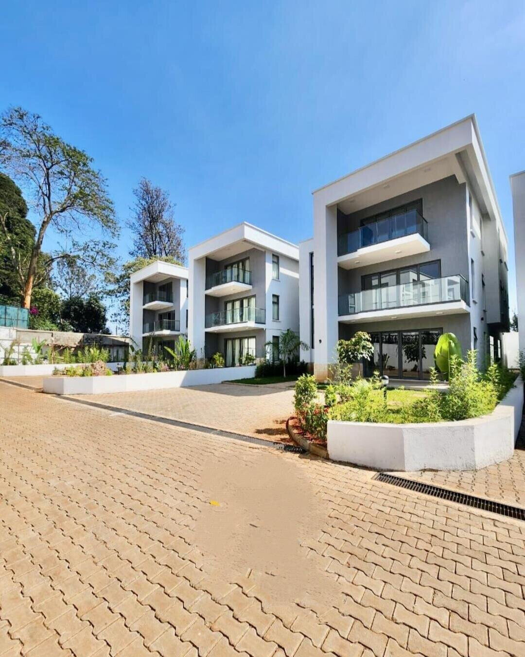 Newly Built 5-Ensuite Villa with Private Garden & Solar - Lavington