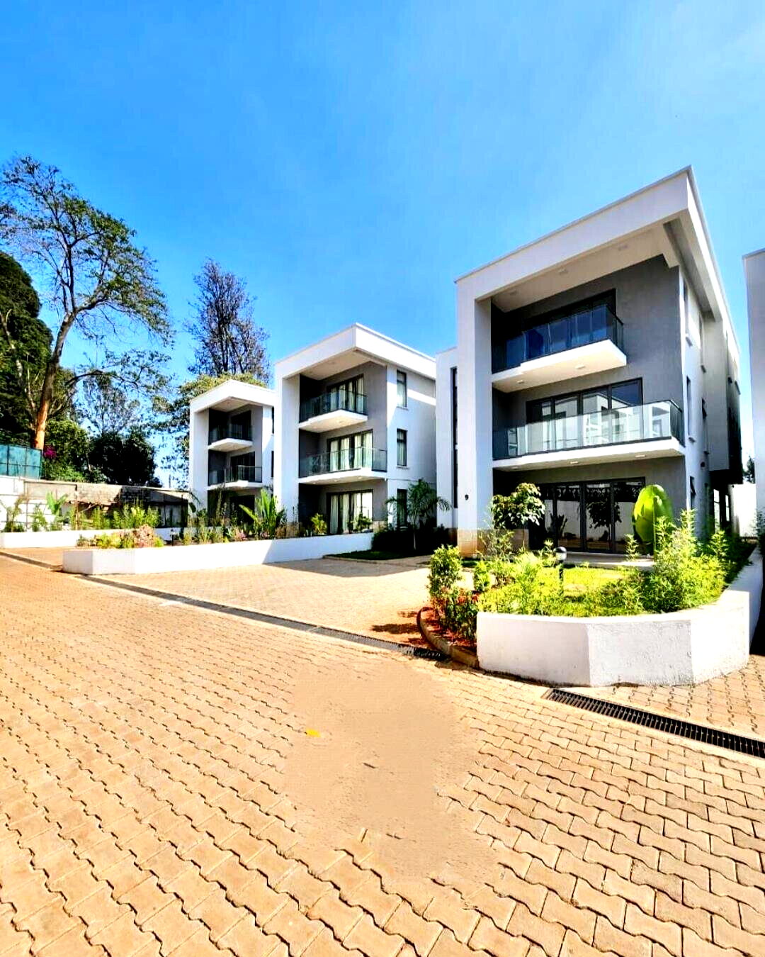 Newly Built 5-Ensuite Villa with Private Garden & Solar - Lavington