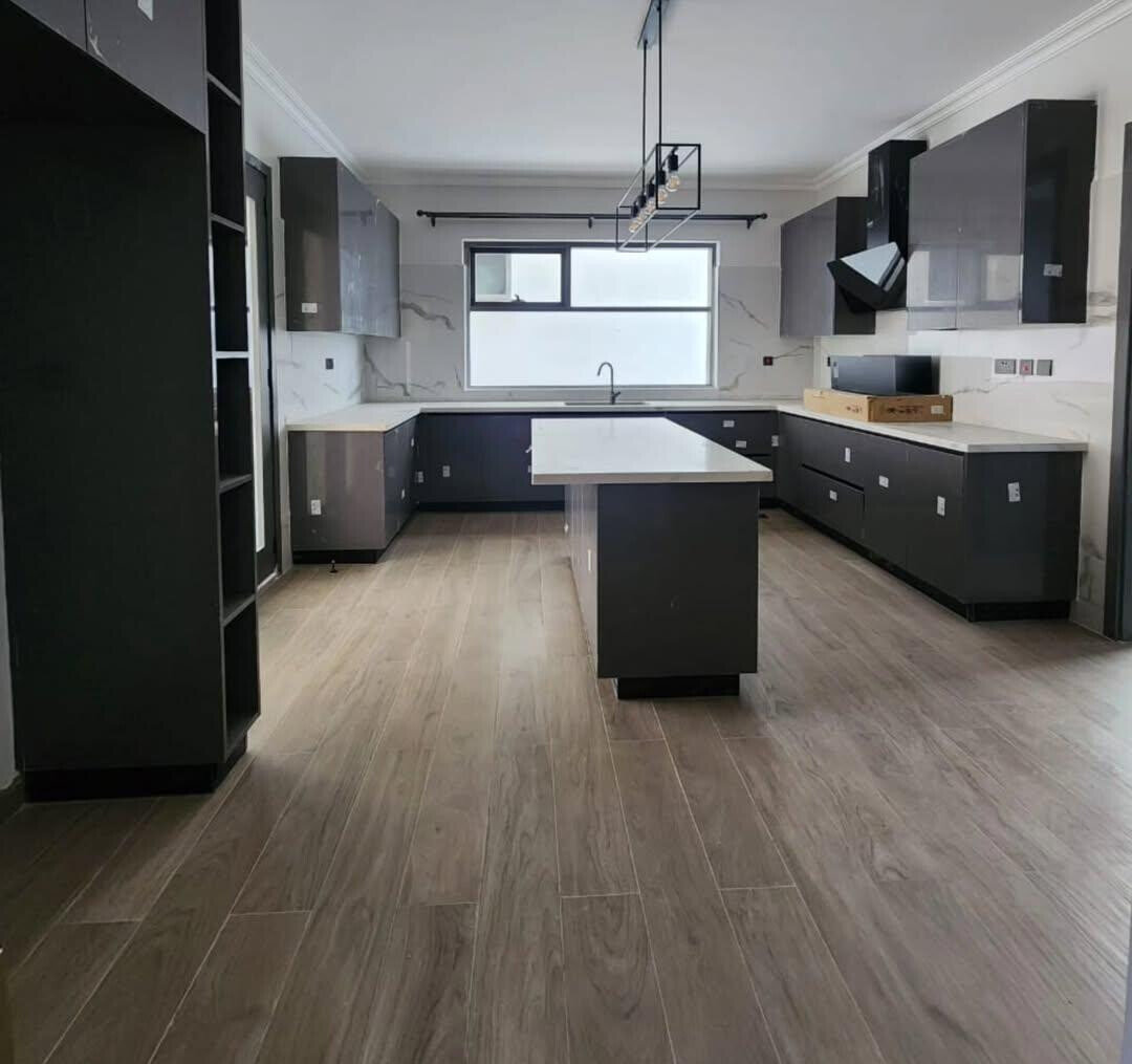 Newly Built 5-Ensuite Villa with Private Garden & Solar - Lavington