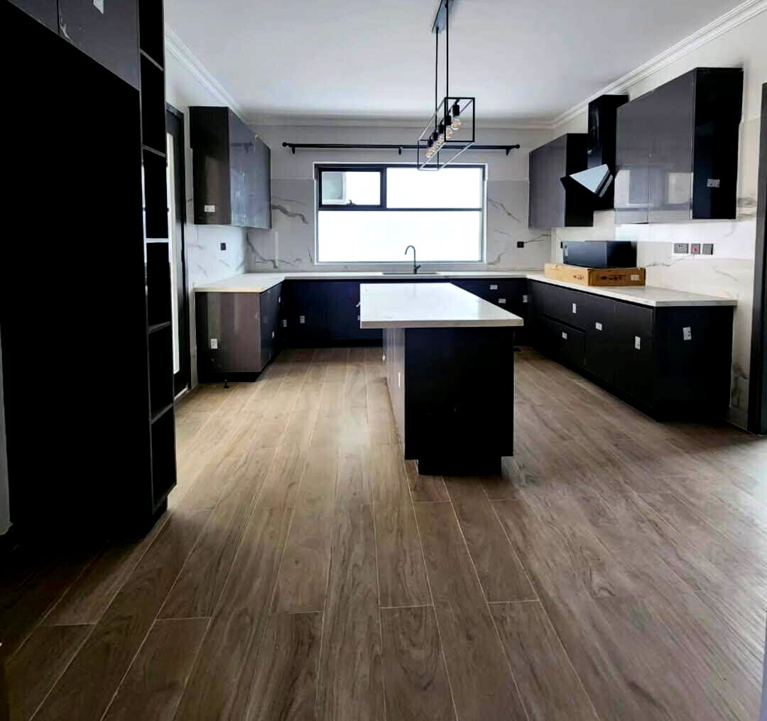 Newly Built 5-Ensuite Villa with Private Garden & Solar - Lavington