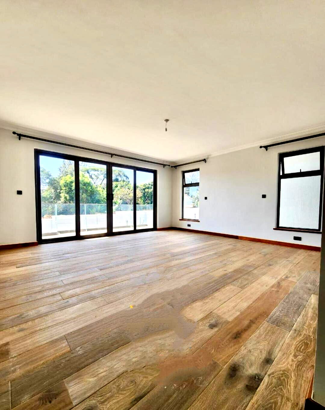 Newly Built 5-Ensuite Villa with Private Garden & Solar - Lavington
