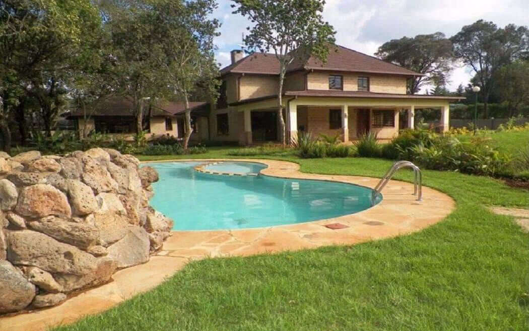 Executive 4BR Townhouse with Pool & DSQ – Karen
