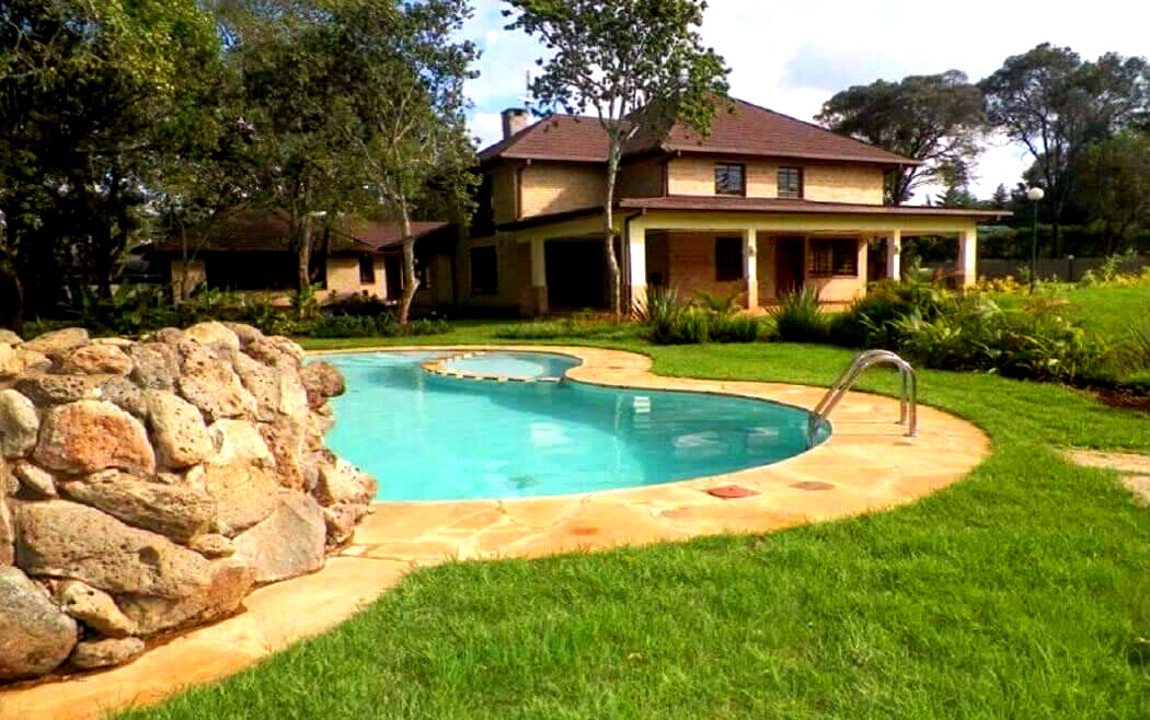 Executive 4BR Townhouse with Pool & DSQ – Karen
