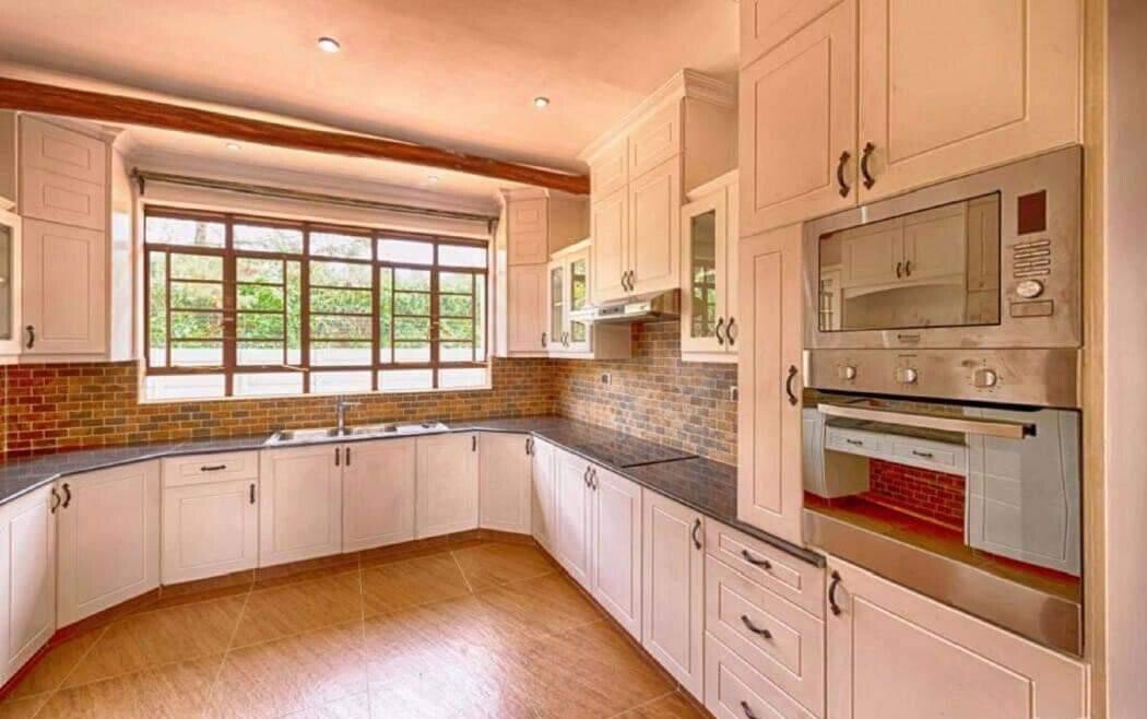 Executive 4BR Townhouse with Pool & DSQ – Karen