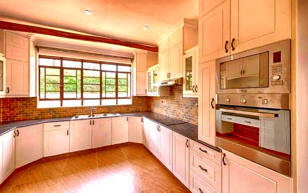 Executive 4BR Townhouse with Pool & DSQ – Karen
