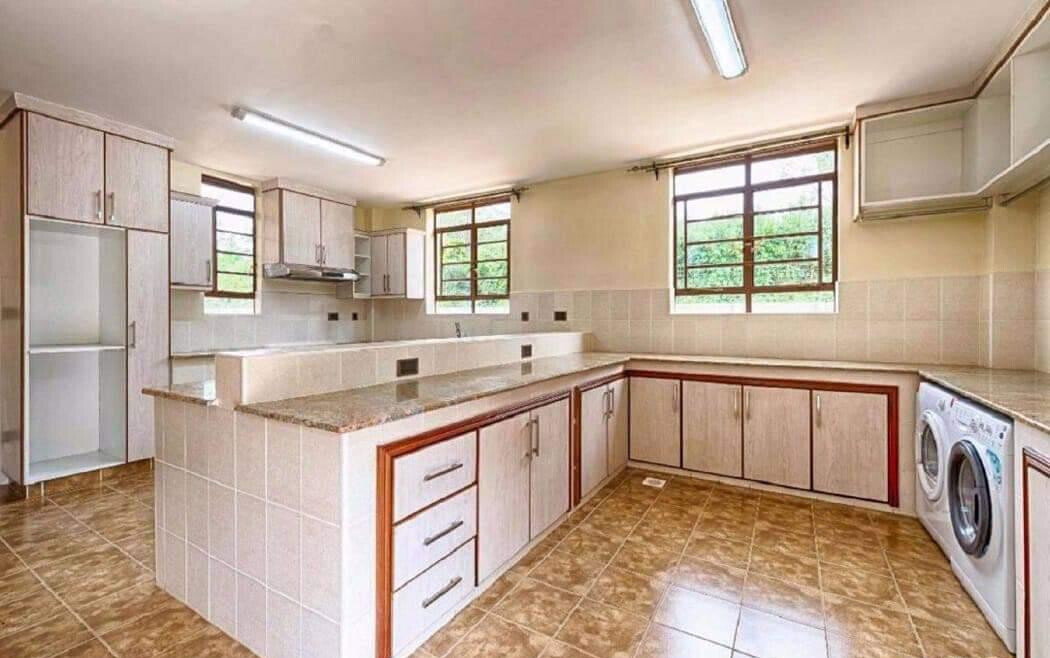 Executive 4BR Townhouse with Pool & DSQ – Karen