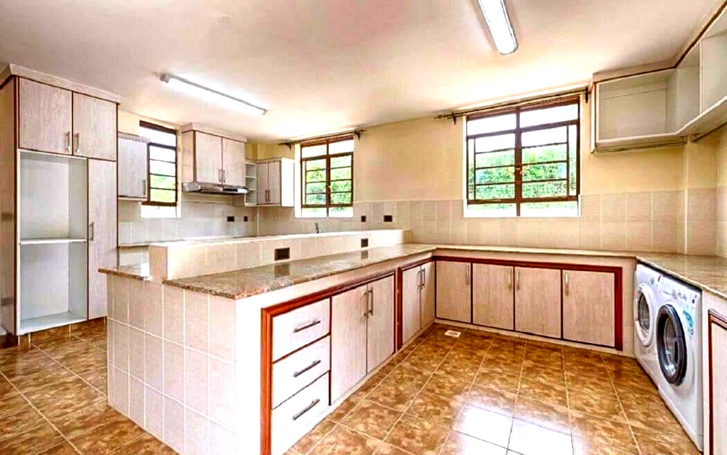Executive 4BR Townhouse with Pool & DSQ – Karen